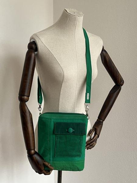 "Flickenwerk II mit Tasche" - GRASGRÜN